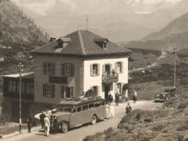 SIMPLON Pass: Hotel Simplon-Blick & Oldtimer, Foto-AK 1949