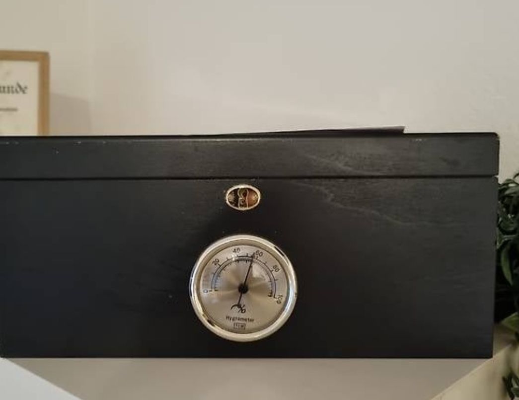 Humidor per sigari: Humidor schwarz mit Hygrometer neuwertig – Nuovo (secondo la descrizione) da Winterthur venduto da fab_xwh7