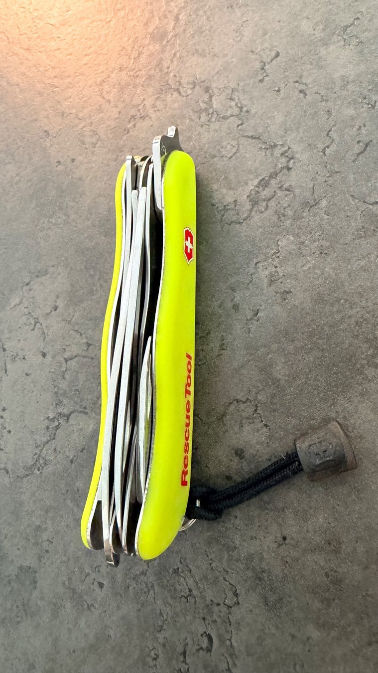 Victorinox Coltelli tascabile: Victorinox Rescue Tool - Stay Glow – Usato da Sonvico venduto da youtuber 2