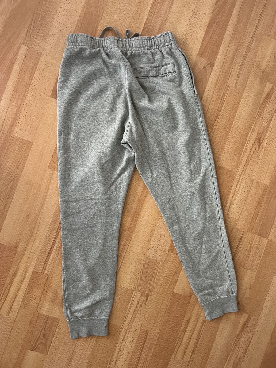 Nike Hosen: Graue Nike Jogginghose – Gebraucht aus Spiez von m.baets. 1