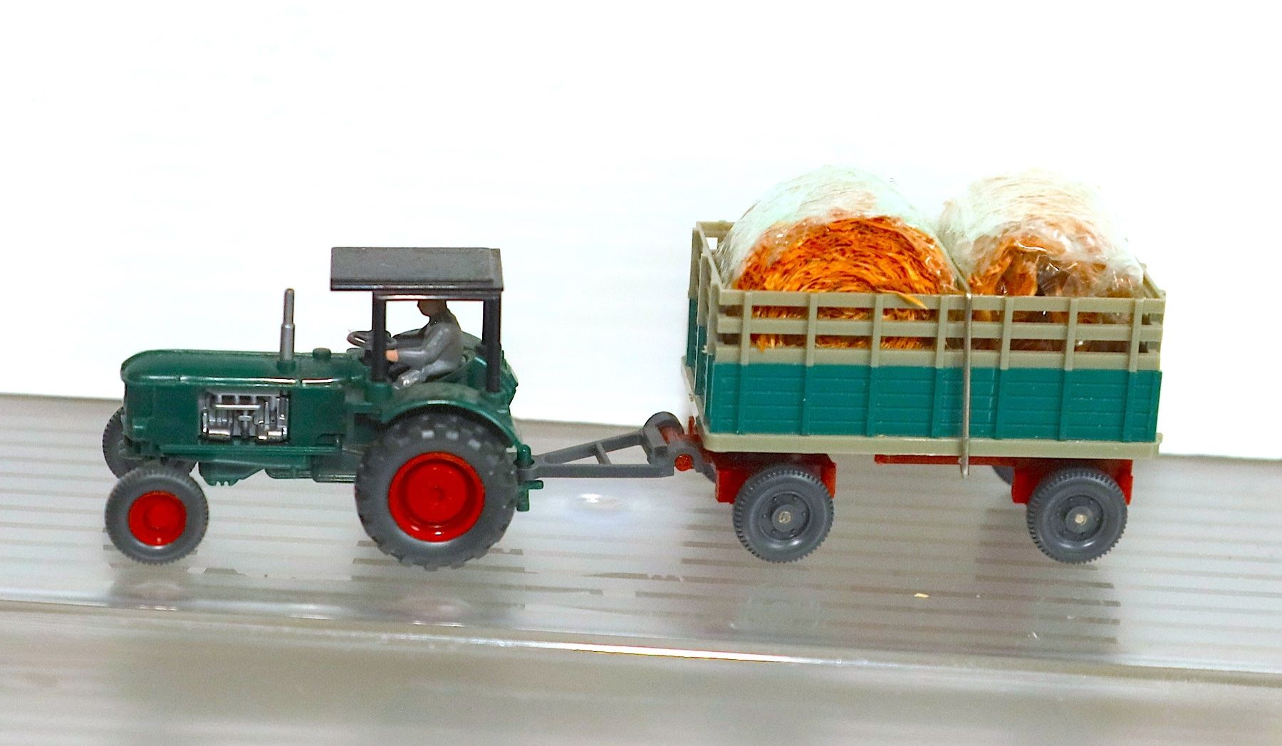 Mercedes-Benz Modellini d'auto: HERBA TRAKTOR MIT BELADENEN ANHÄNGER 1:87 – Usato da Ipsach venduto da Merlux 1