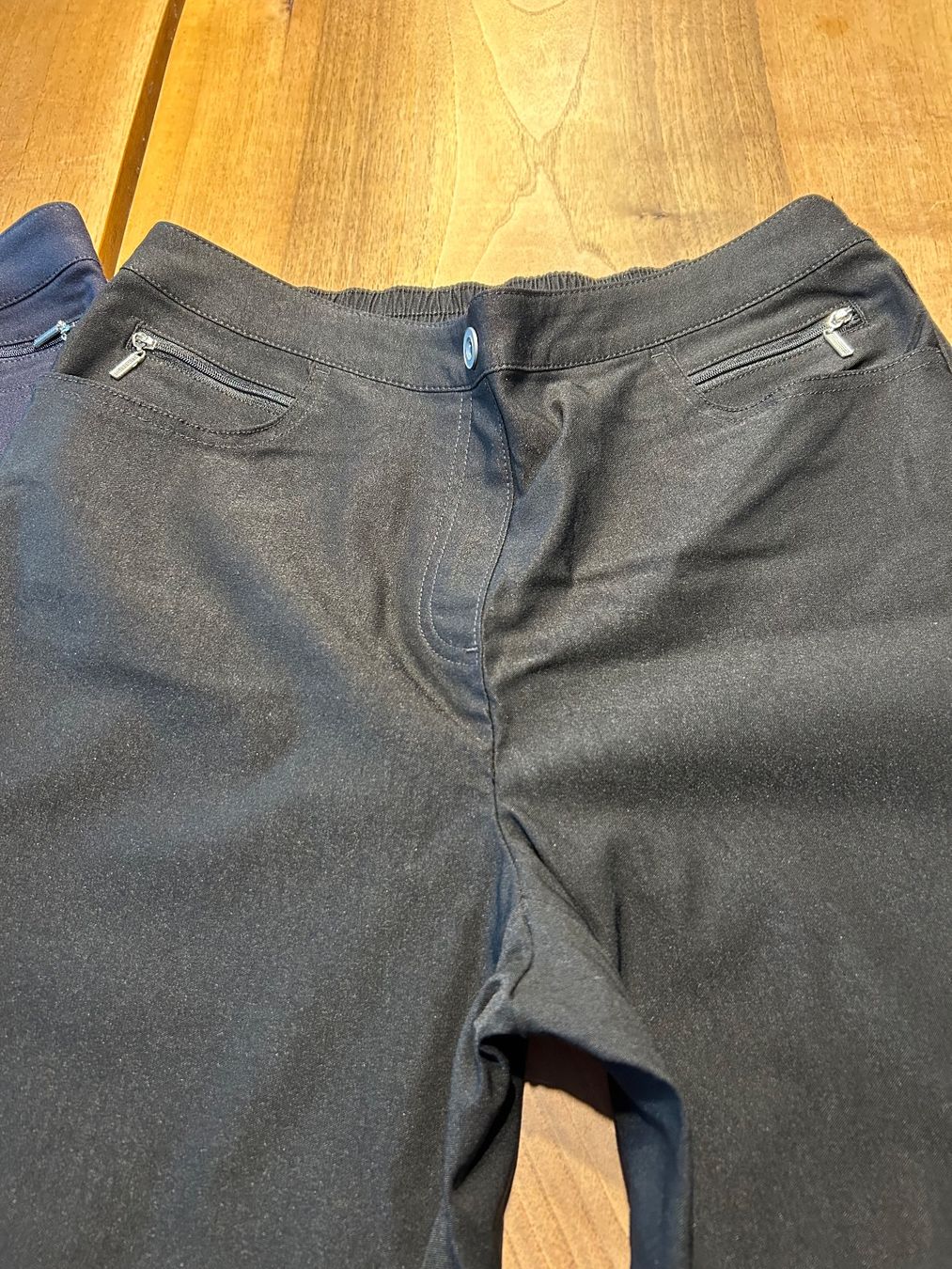 Pantaloni: 2 Hosen schwarz und marine – Usato da Schötz venduto da chousan 2
