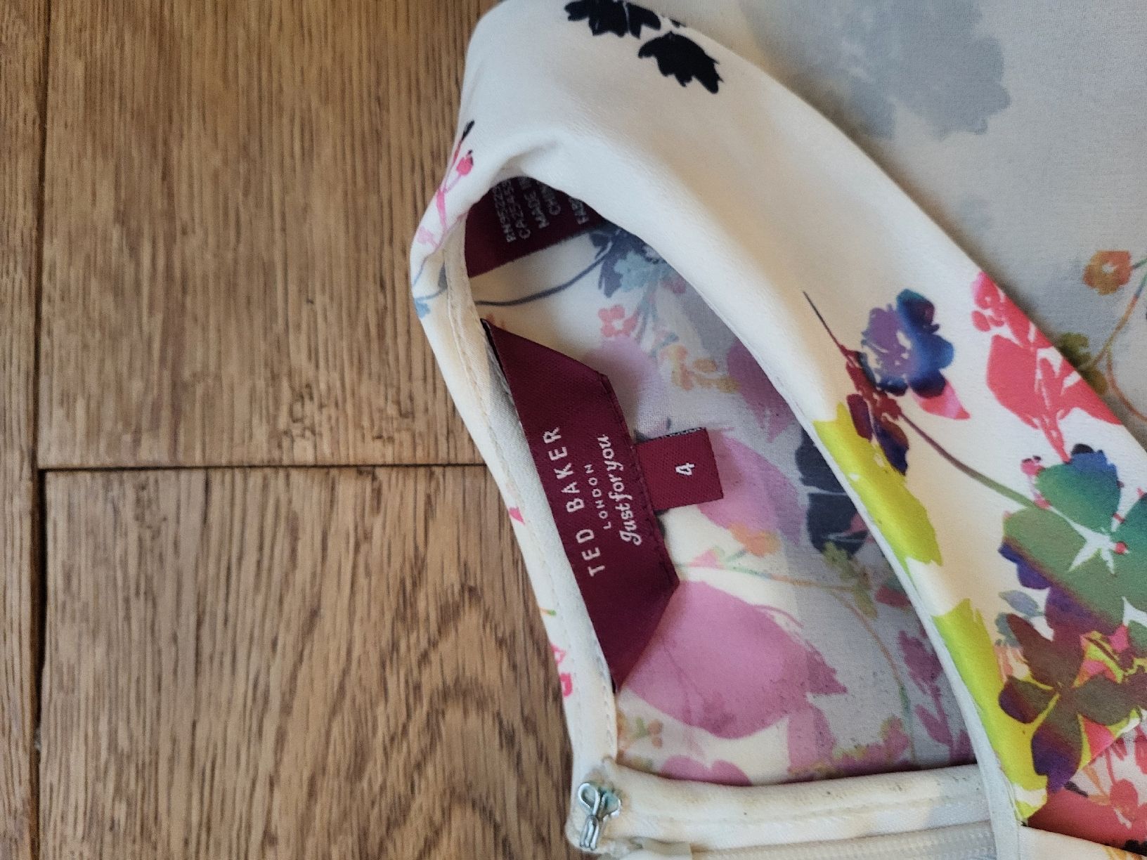 Vestiti: Ted Baker Kleid Blumenmuster weiss Grösse 42 – Usato da Unterkulm venduto da Swentya 4