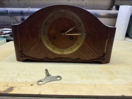 Tischuhr Holz mit Aufzugschlüssel unrestauriert