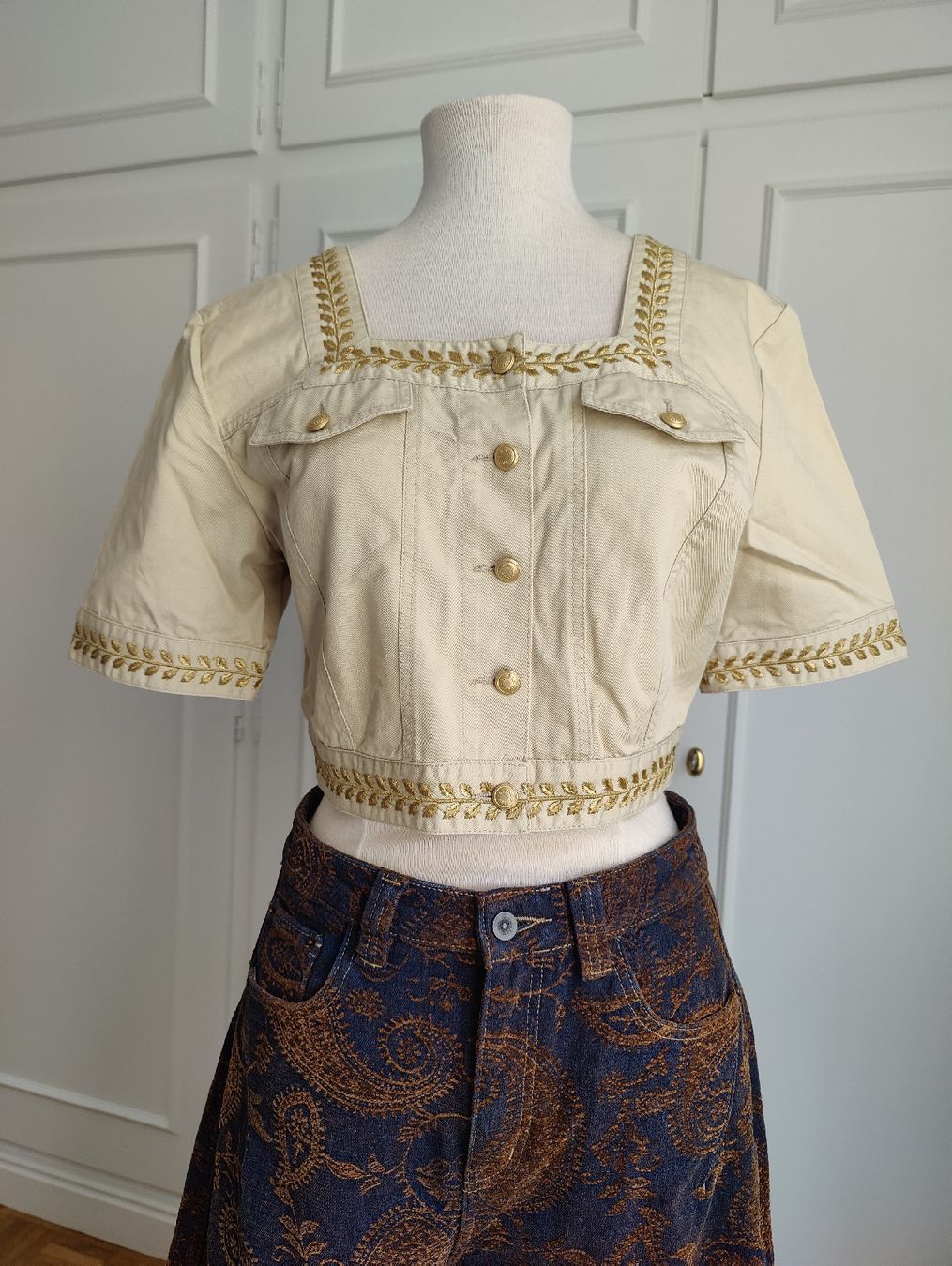 Top: Vintage Roccobarocco Embroidered Crop Top Jacket – Usato da La Tour-de-Peilz venduto da dAutrefois
