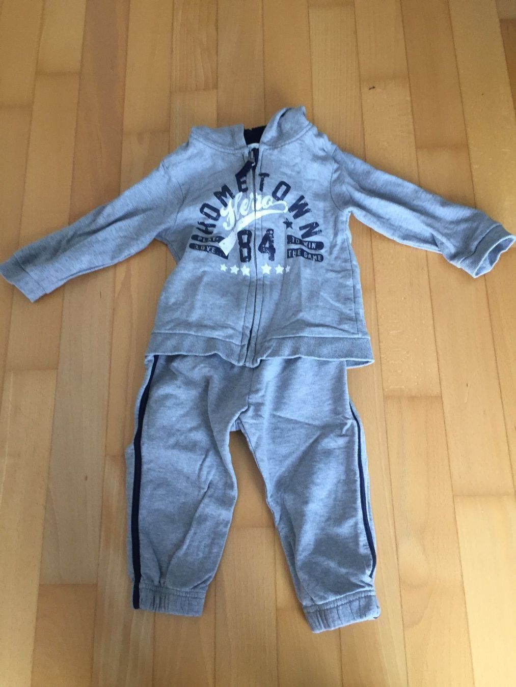 Lotti & Set di vestiti: 2-er Set (Trainerhosen + Kapuzenpullover) – Usato da Muttenz venduto da Juvenile33