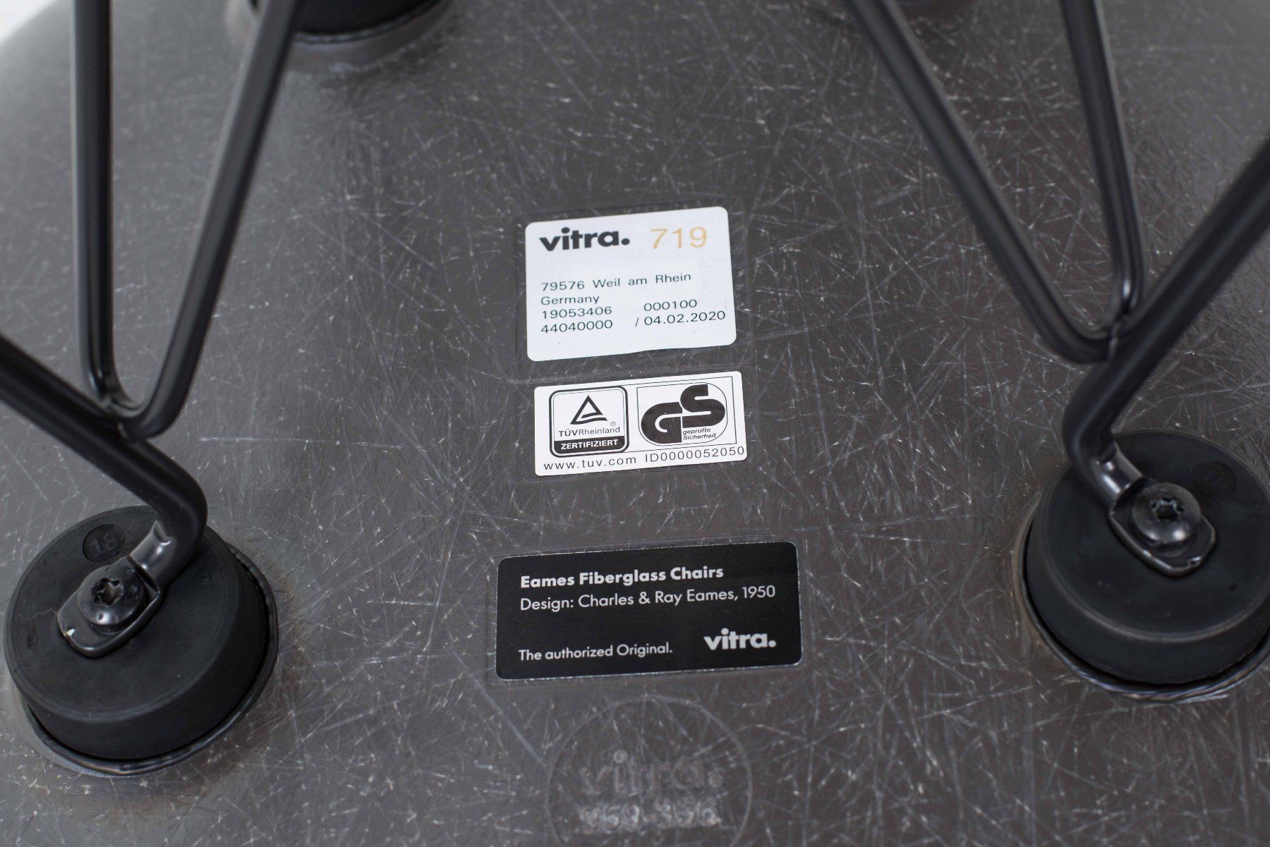 Vitra Sedie: Vitra Fiberglass Side Chair DSR - Eames - Elephant Hide Grey – Usato da Zürich venduto da STUZH38 8