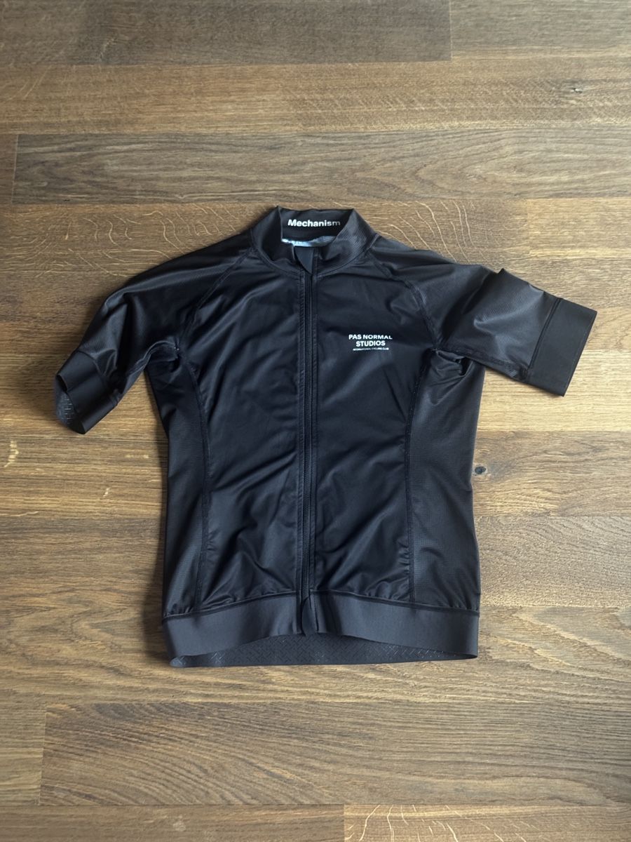 Pas Normal Studios Leibchen & Hosen: Pas Normal Studios Mechanism Jersey Black - Grösse S – Gebraucht aus Zürich von PhilWIL 1