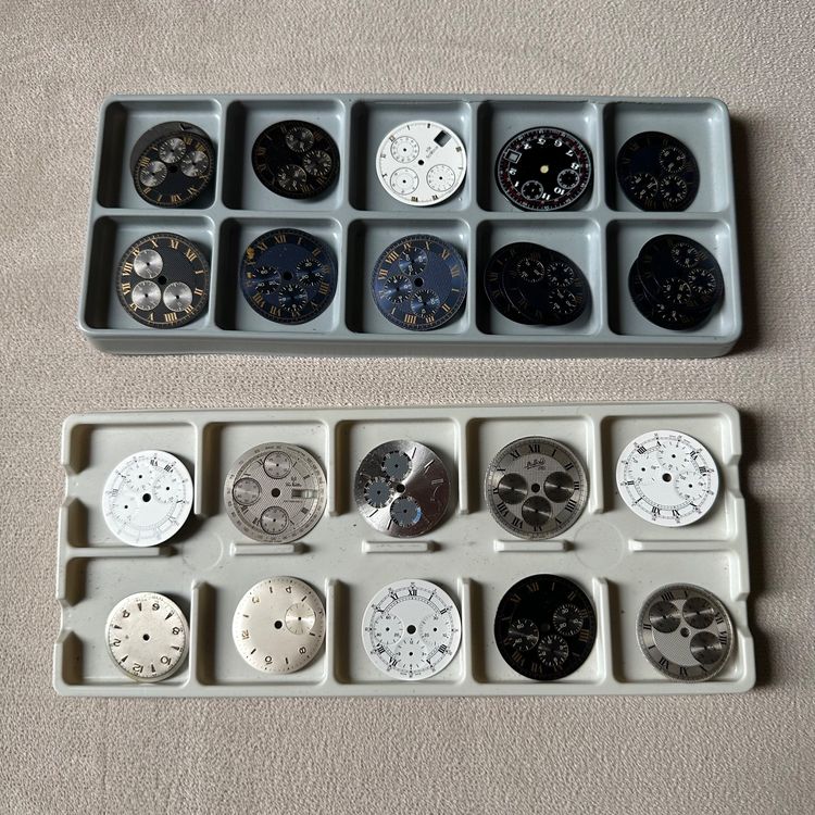 Lot De 7 Cadrans De Montre Plats Noirs Pour Calibre Peseux 7001 - Siglés Venus, Neuf Avec Petits Défauts