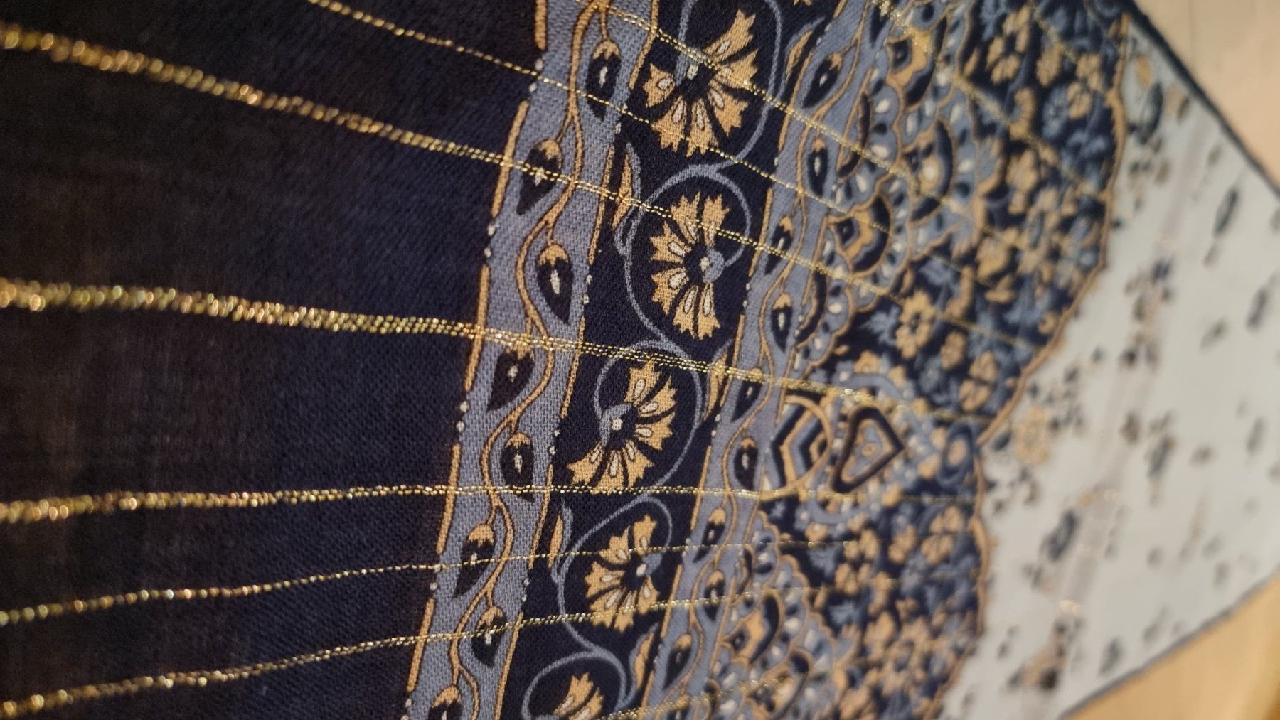 Foulards, Tücher & Schals: Schicker Damenschal, Vintage – Defekt aus Wald ZH von CapLux 4
