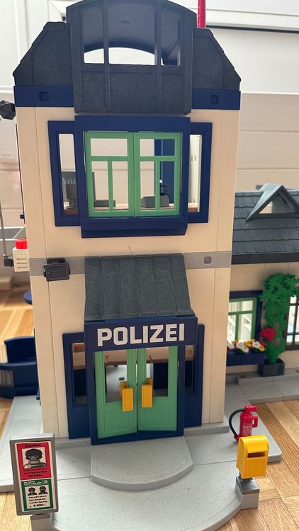 Jeux de construction: Playmobil grosse Polizeistation mit viel Zubehör – D'occasion à Schönenbuch par marisli80 2
