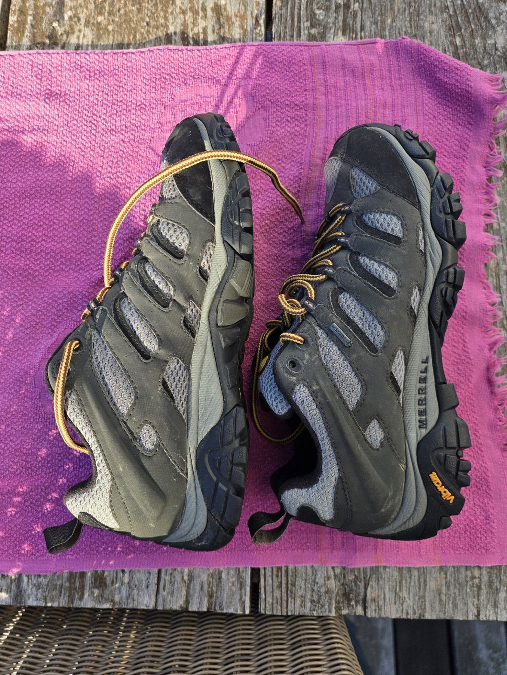 Merrell Scarpe da uomo: Wanderschuhe Merrell grau schwarz Grösse 43 gebraucht – Usato da Wald ZH venduto da recher67 2
