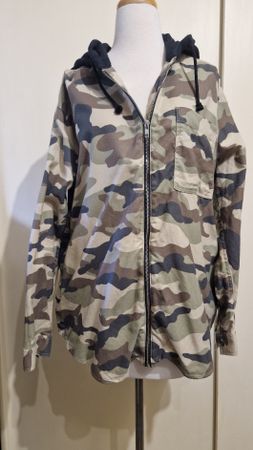 Camouflage-Jacke mit schwarzer Kapuze
