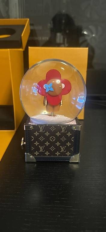 Tutte le decorazioni: Louis Vuitton Vivienne Schneekugel  – Nuovo e nell'imballaggio originale da Basel venduto da kyl_l5ml 2