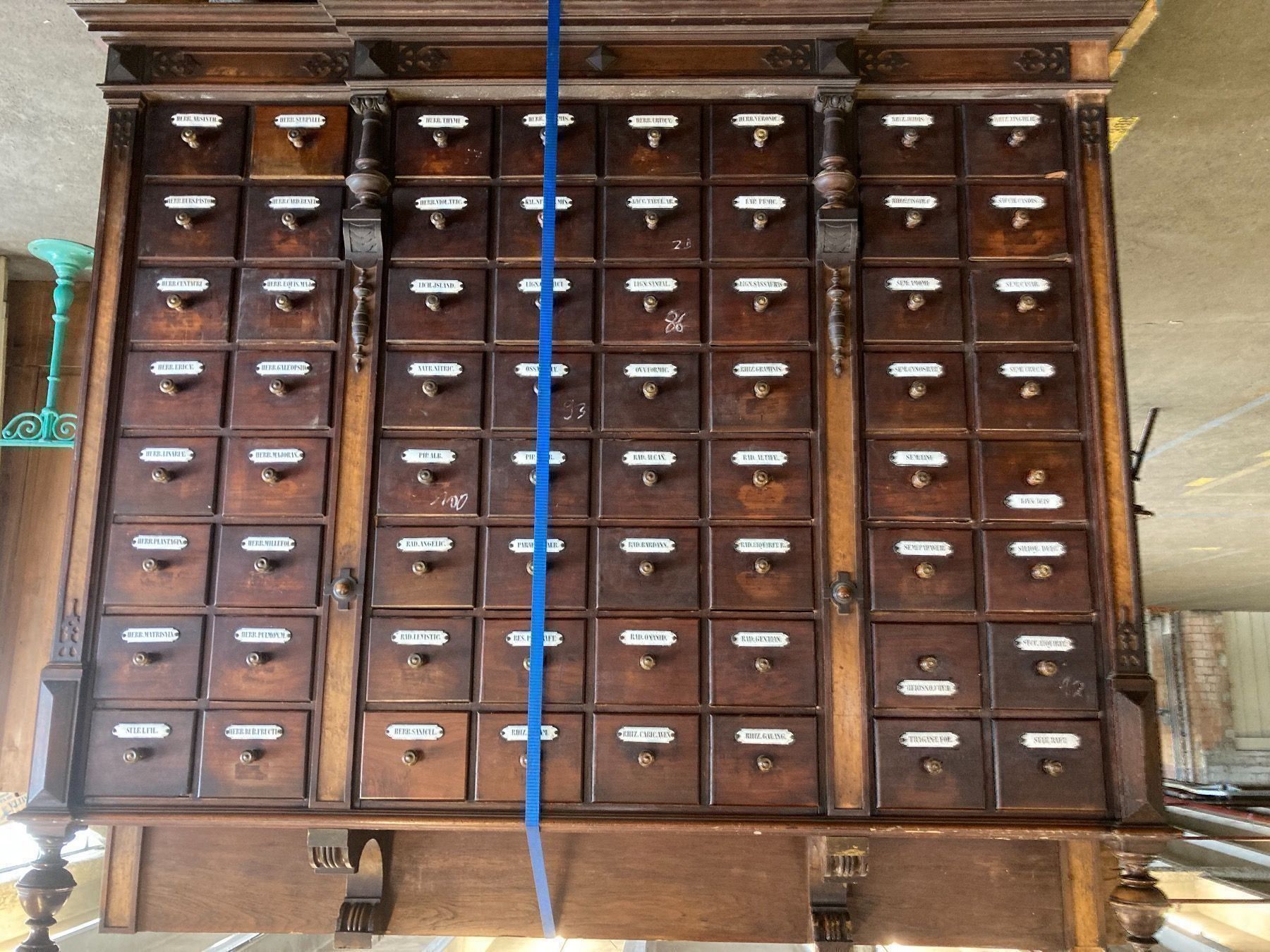 Armadi: Antiker Apothekerschrank Leipzig 1880 – Usato da Buchs ZH venduto da JPK7