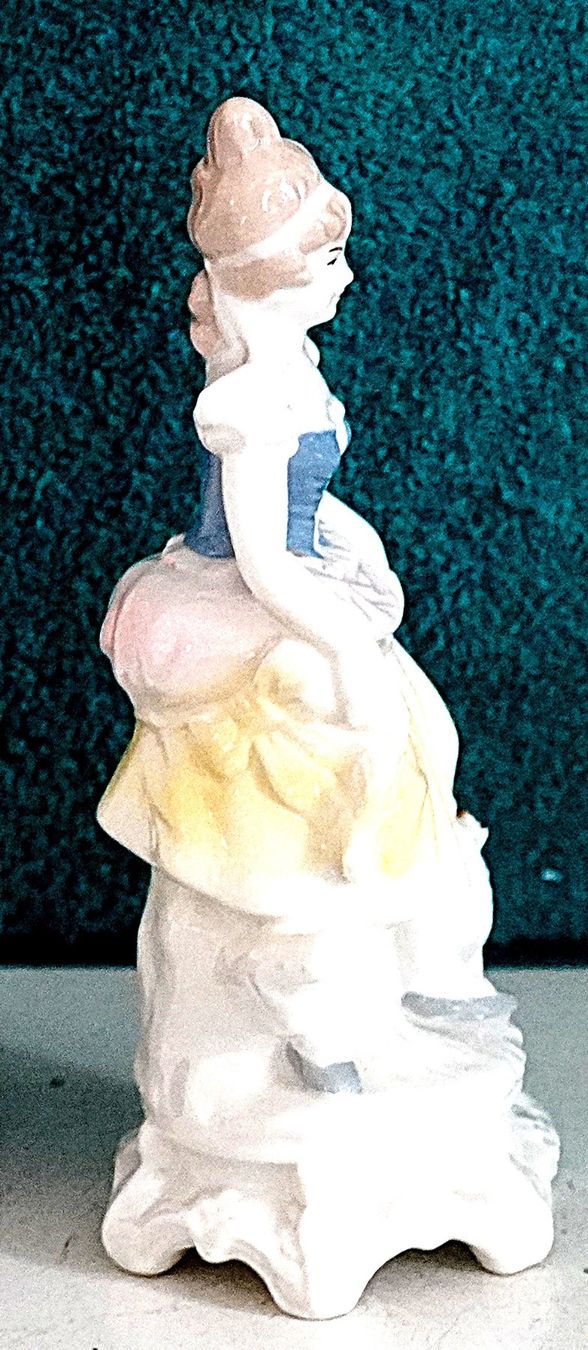 Figurines: Dame mit Katze Porzellan edel – D'occasion à Baar par 2cvbaar 3