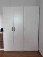 2 weisse Kleiderschränke
