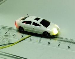5 Autos mit LED-Beleuchtung Spur H0 12V