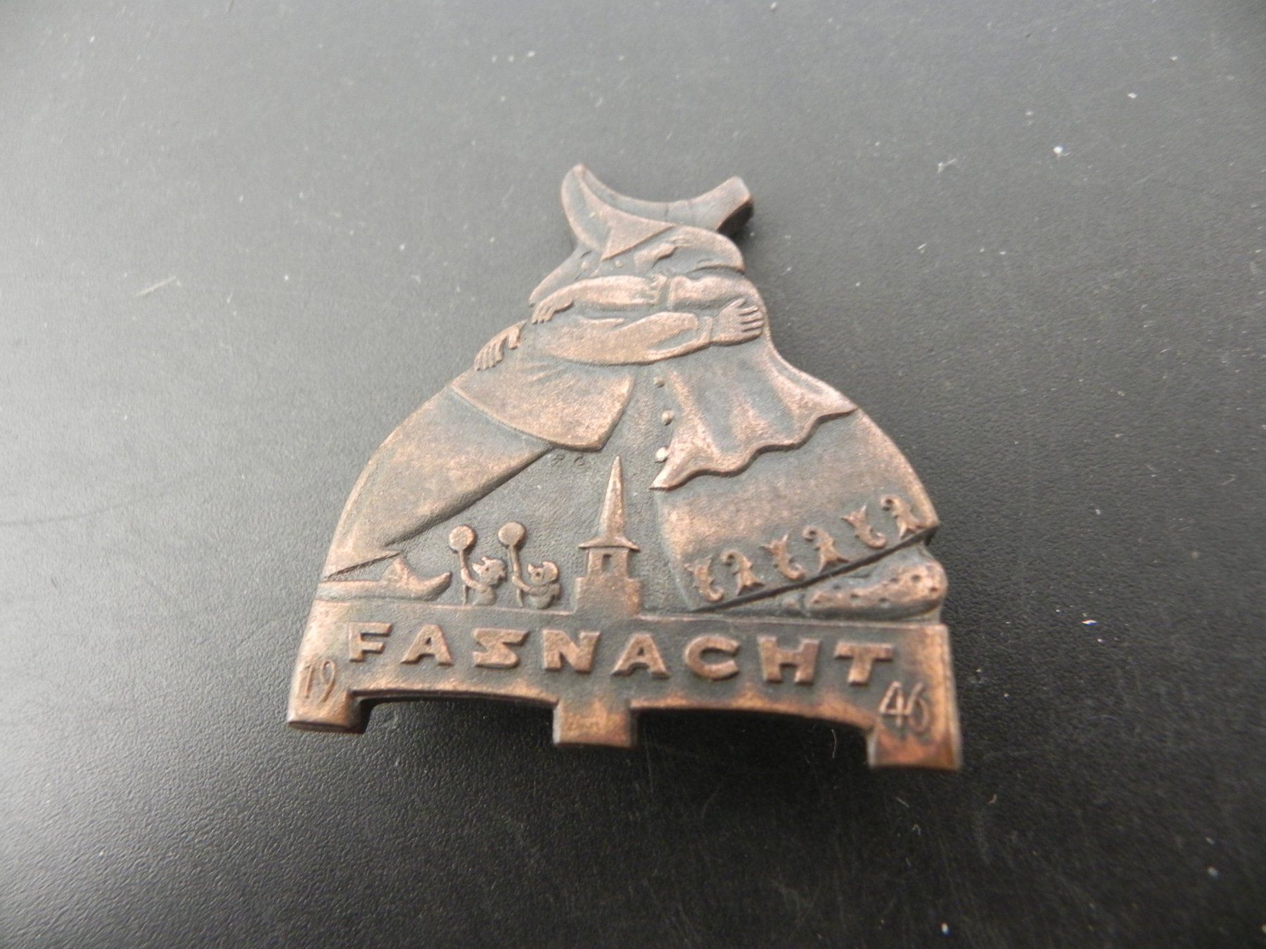 Broschen & Nadeln: Plakette Basel Fasnacht 1946 – Gebraucht aus Biel/Bienne von Gogolozi