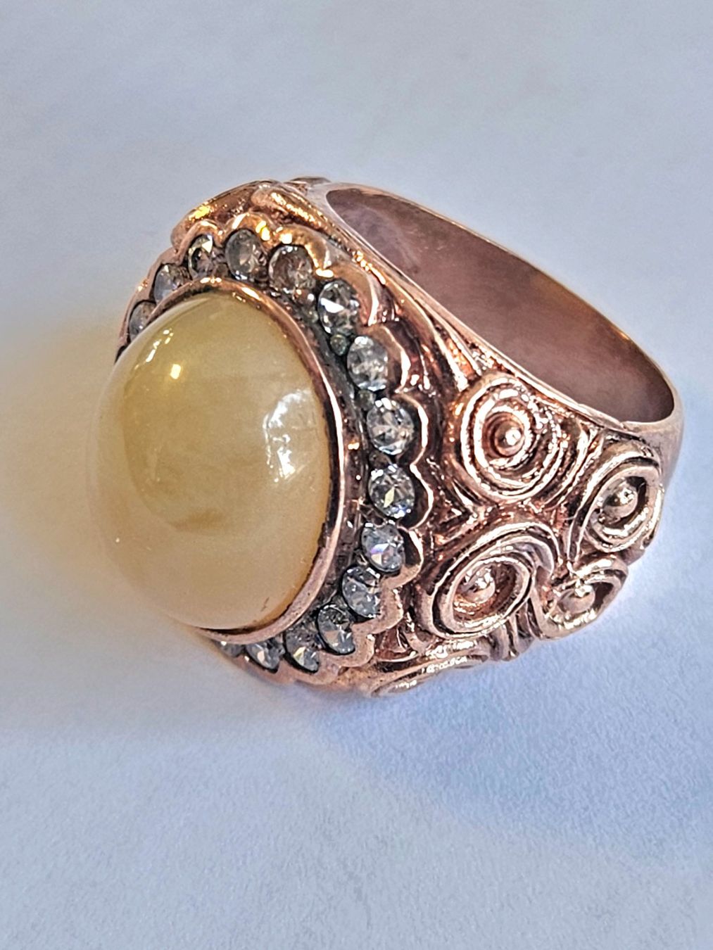 Bagues: Ring mit hellem Cabochon Jade – Neuf (Voir description) à Zürich par adriben 2