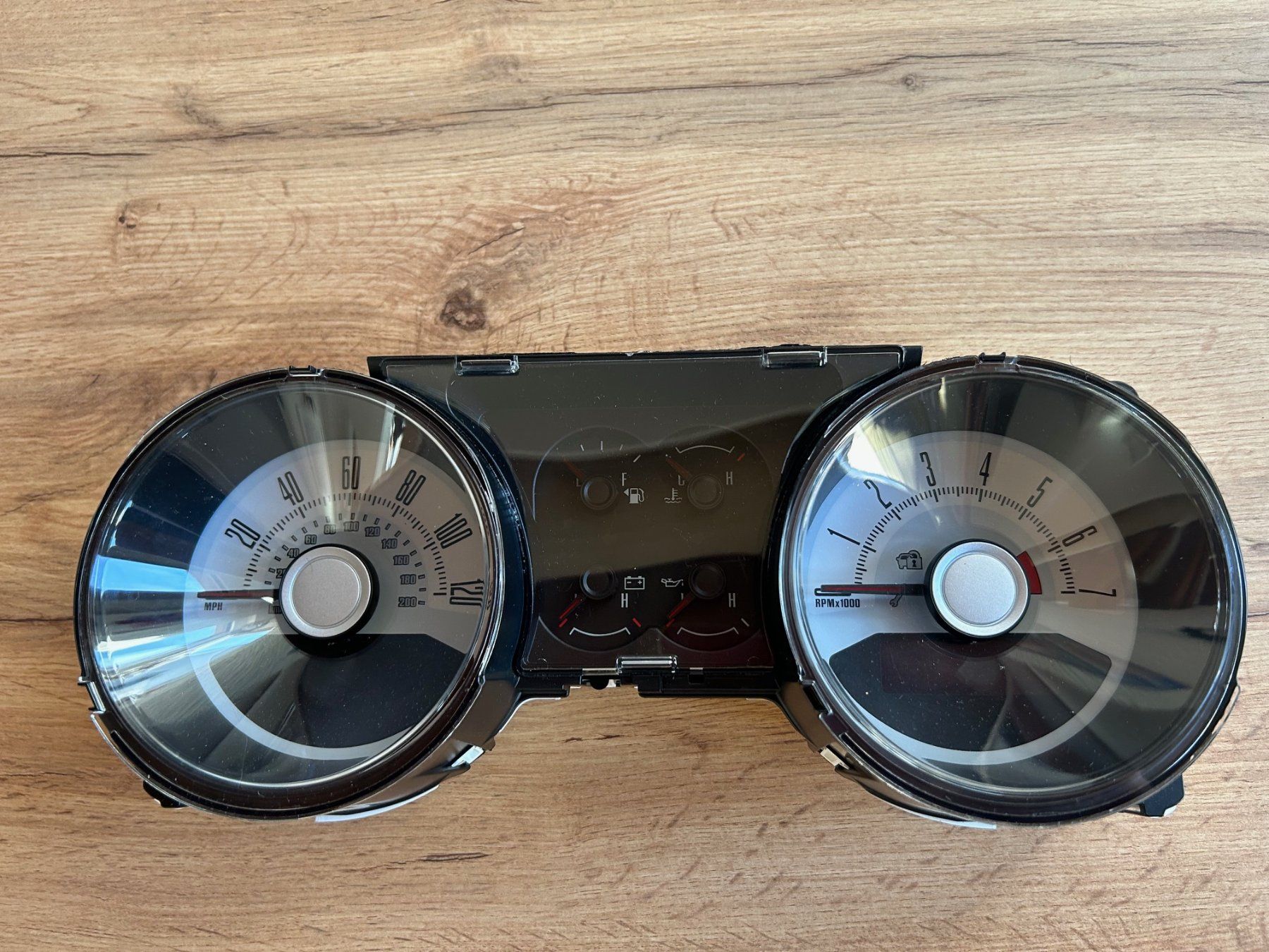 Tutti pezzi di ricambio auto: Tachometer Ford Mustang V6 - GT – Nuovo e nell'imballaggio originale da Binningen venduto da Kilini