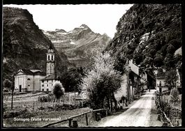 AK Sonogno, Ortspartie mit Kirche im Gebirge