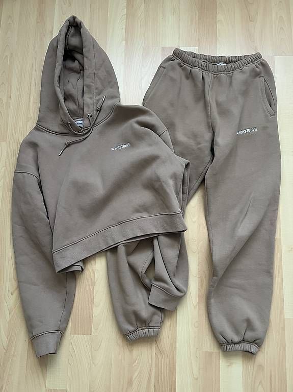 Lots de vêtements: wrstbhvr trainer set beige – D'occasion à Pratteln par leh_tc6z