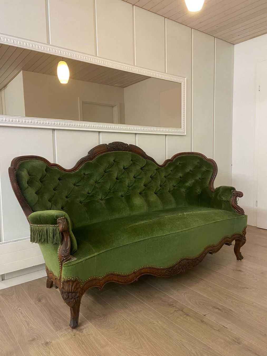 Set di tavolo e panche: Rococo Revival Tisch mit 6 Stühlen und einem passenden Sofa – Usato da Zürich venduto da ralph__