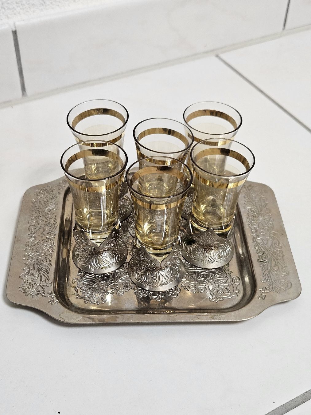 Bicchieri: Schnapsgläser Set 7-teilig mit Tablett silberfarbe – Usato da Schlieren venduto da Bestleo 1