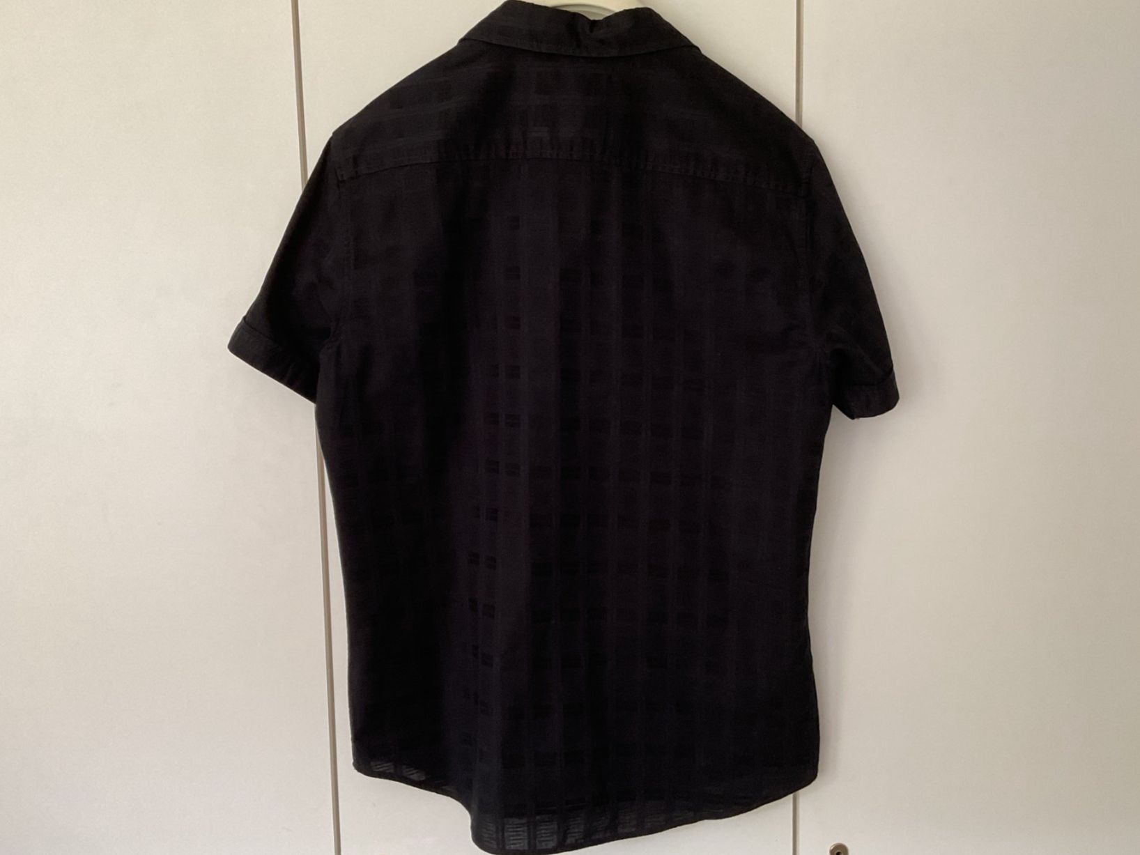 Guess Camicie: Guess - Hemd kurzarm, schwarz Gr. L – Usato da Walchwil venduto da Budy7 2