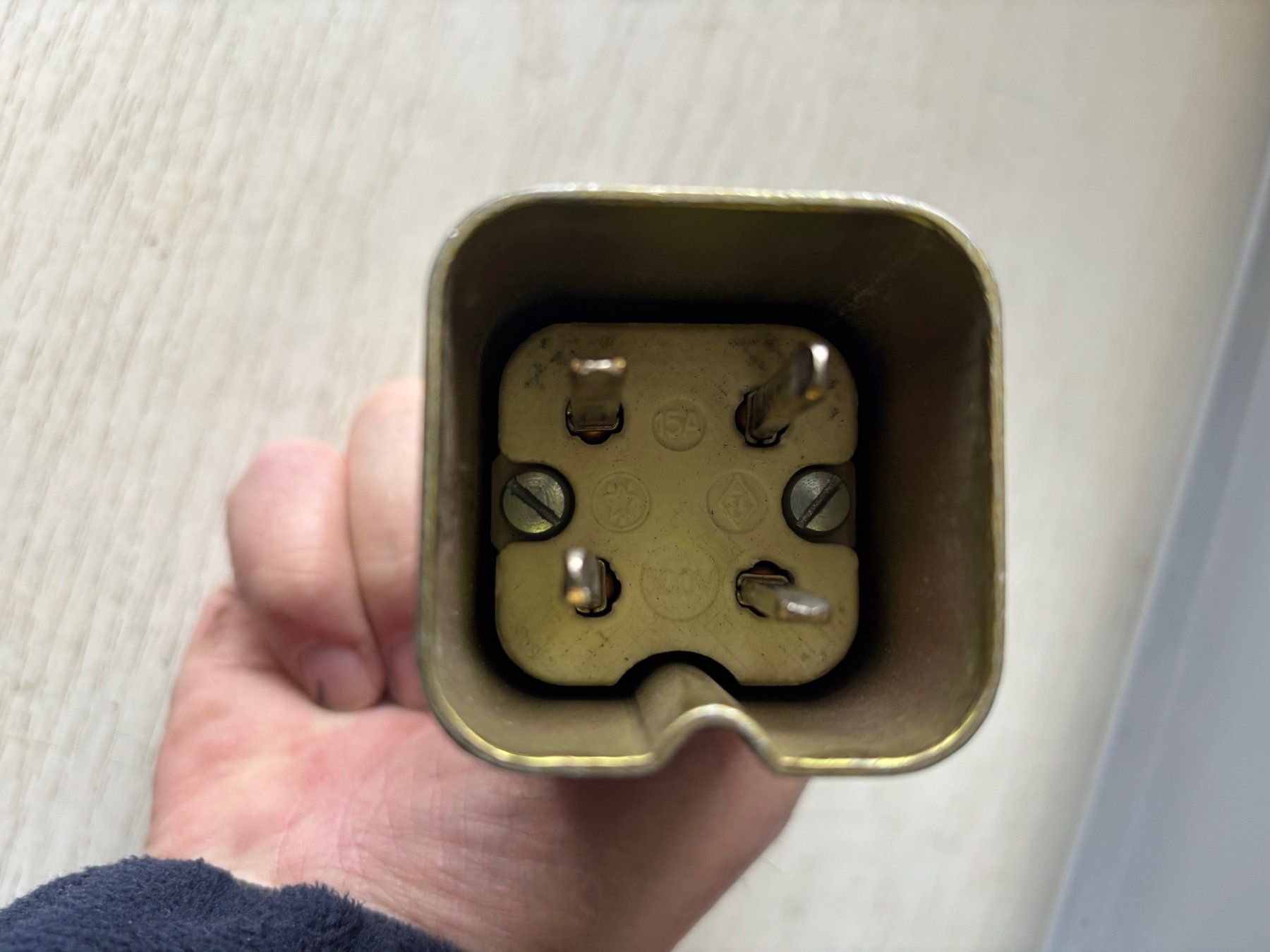 Spine: I15 Stecker und Wandsteckdose 4 polig – Usato da Gerlafingen venduto da Tsuru 4