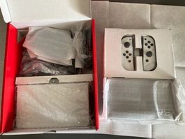 Nintendo Switch OLED mit 2 Spielen 9 Mt. alt