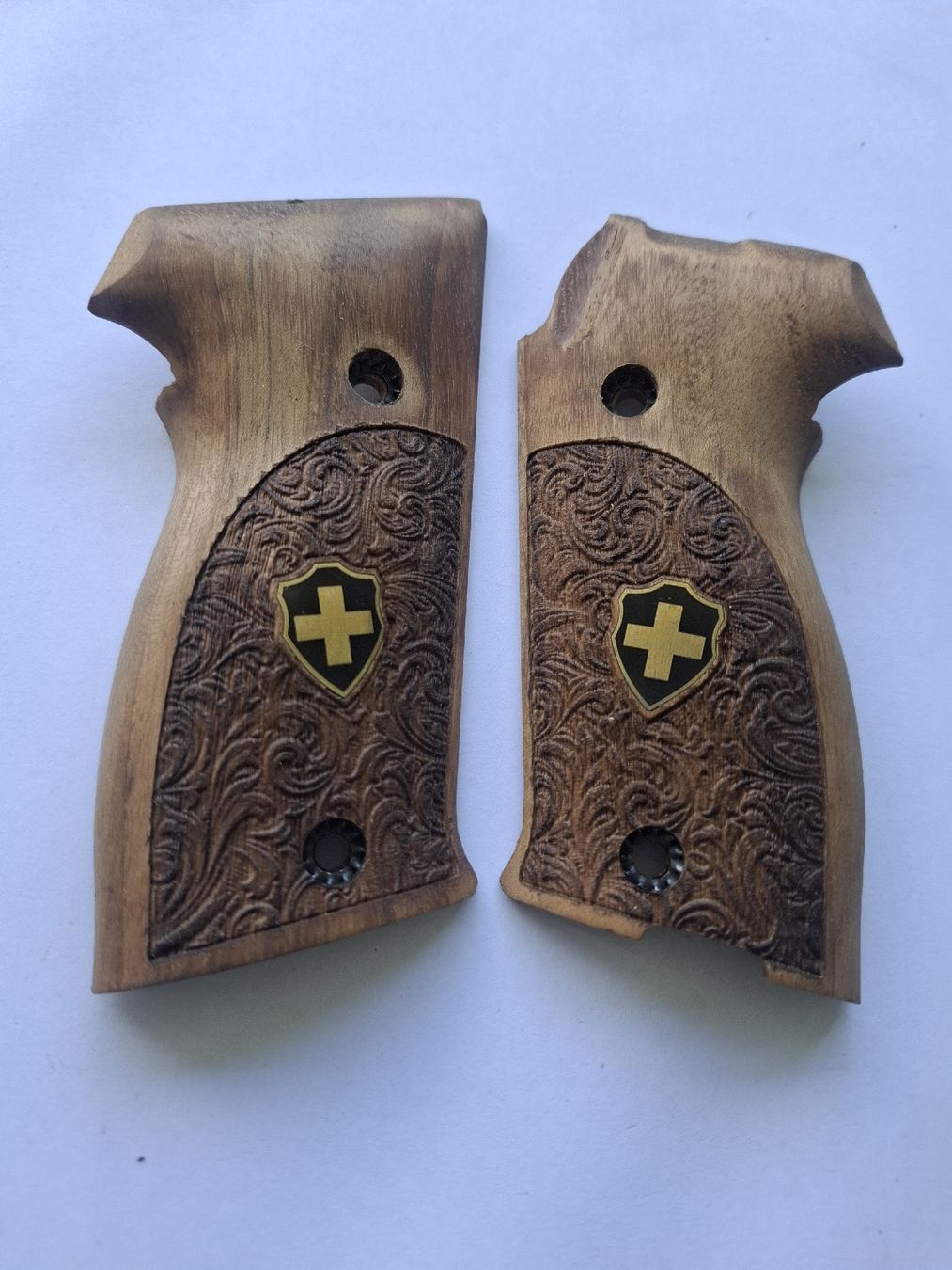 Holzartikel: Nussbaum Griffschalen für die Sig P220 – Neu (gemäss Beschreibung) aus Rothrist von griffe