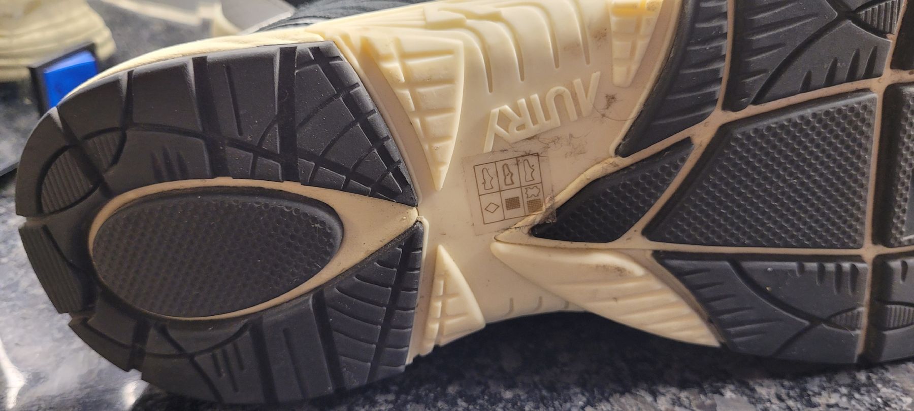 Autry Herrenschuhe: Pre-owned Autry Sneakers - Black & White - Size 43 EU – Gebraucht aus Urdorf von ign_28hl 2