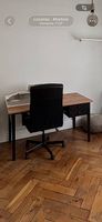 Bureau IKEA en bois et une chaise IKEA noir 