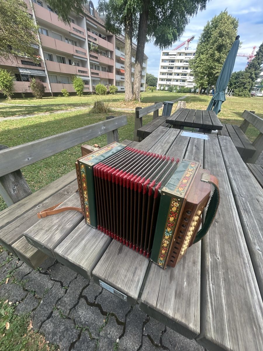 Musikinstrumente: Handorgeli, altes Instrument, gemäss Bilder – Gebraucht aus Wangen SZ von Swissboy1441 5