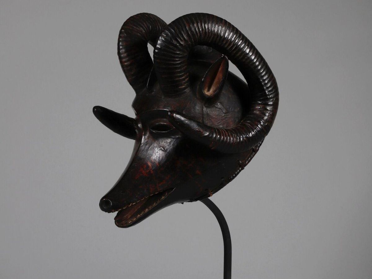 Skulpturen & Statuen: Ram-wolf Africain mask on stand, Ekoi style, mid 20th – Gebraucht aus Apples von the_7jtf 2