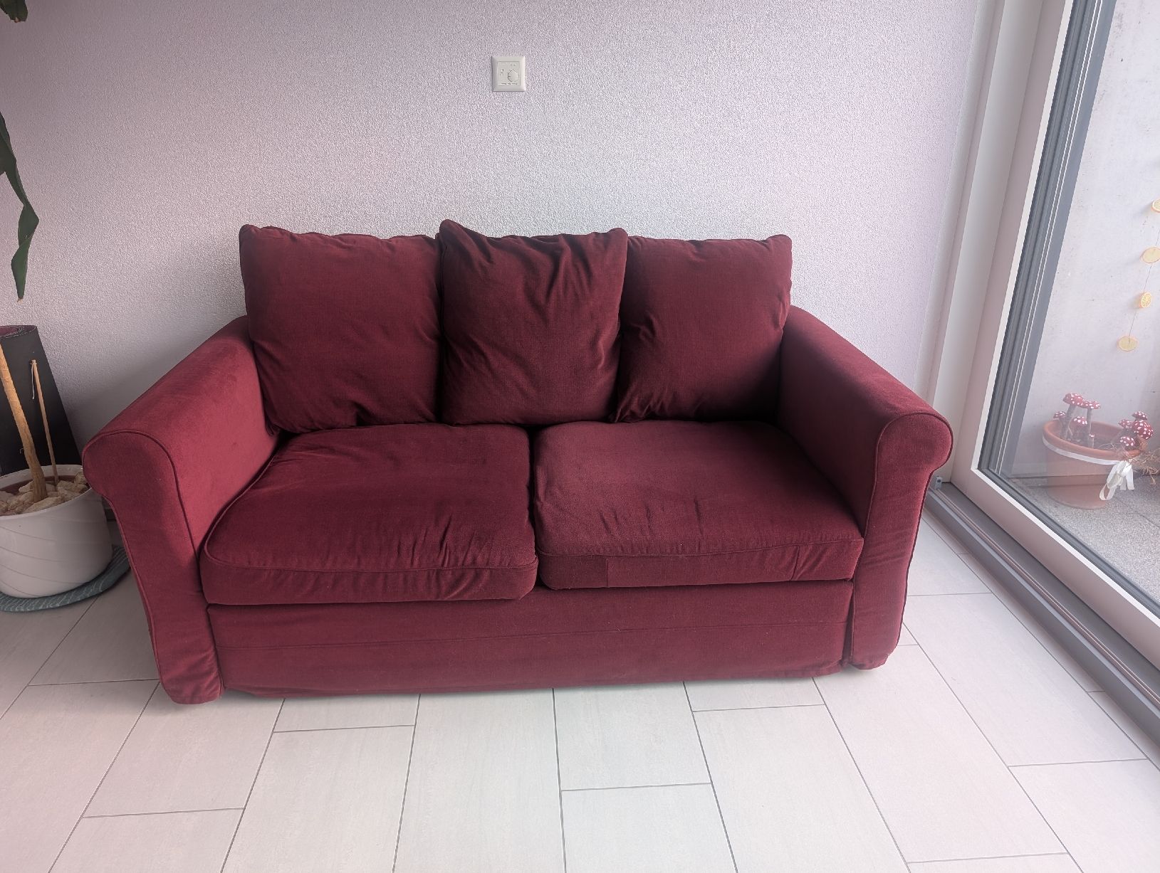 Ikea Divani: Sofa set burgundy 2-seater and corner sofa very comfortable. – Usato da Binningen venduto da cor_qgz7 9