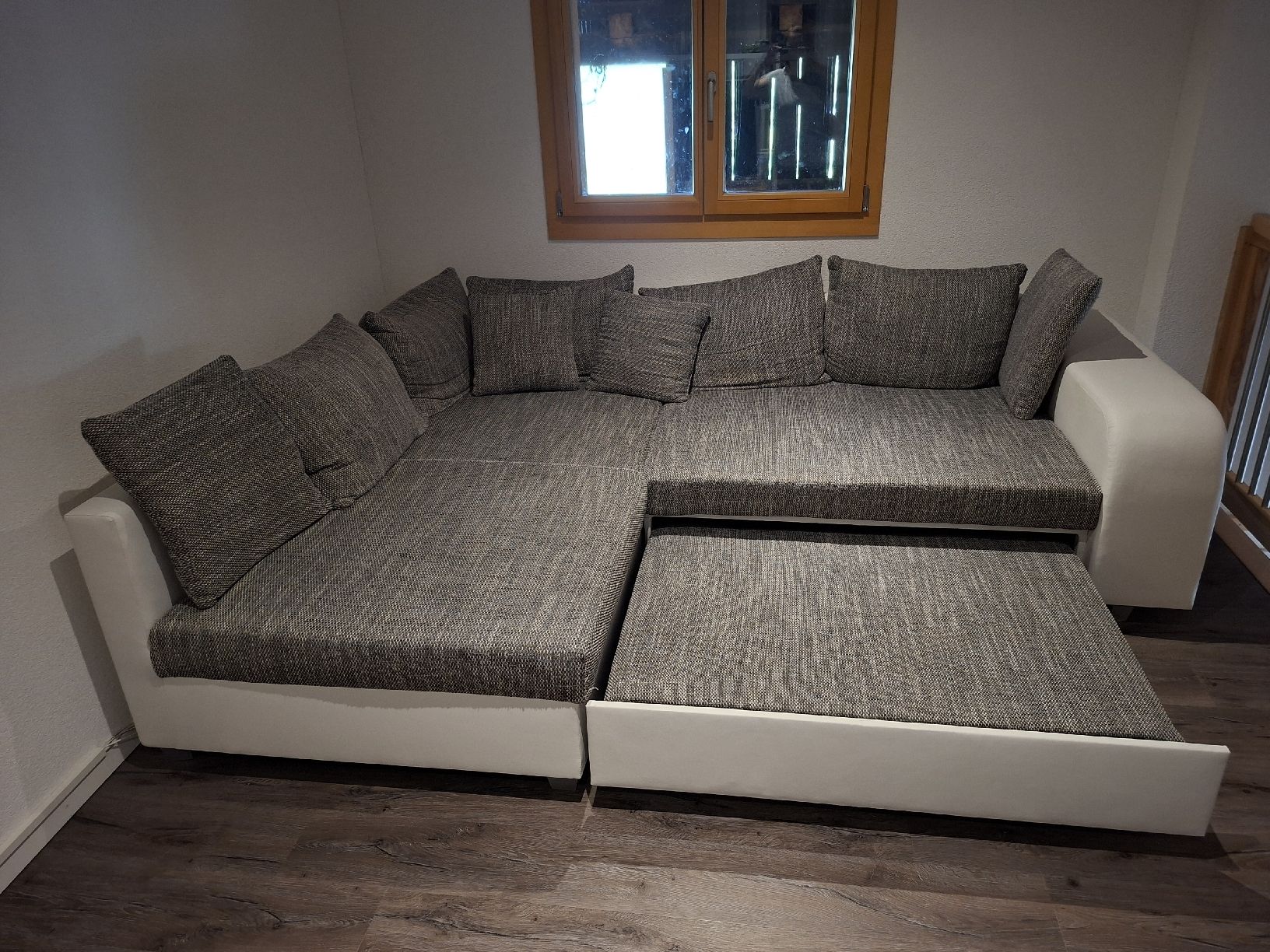 Sofas: Ecksofa grau weiss Stoff Lederoptik – Gebraucht aus Eriswil von mon_6rjz 2