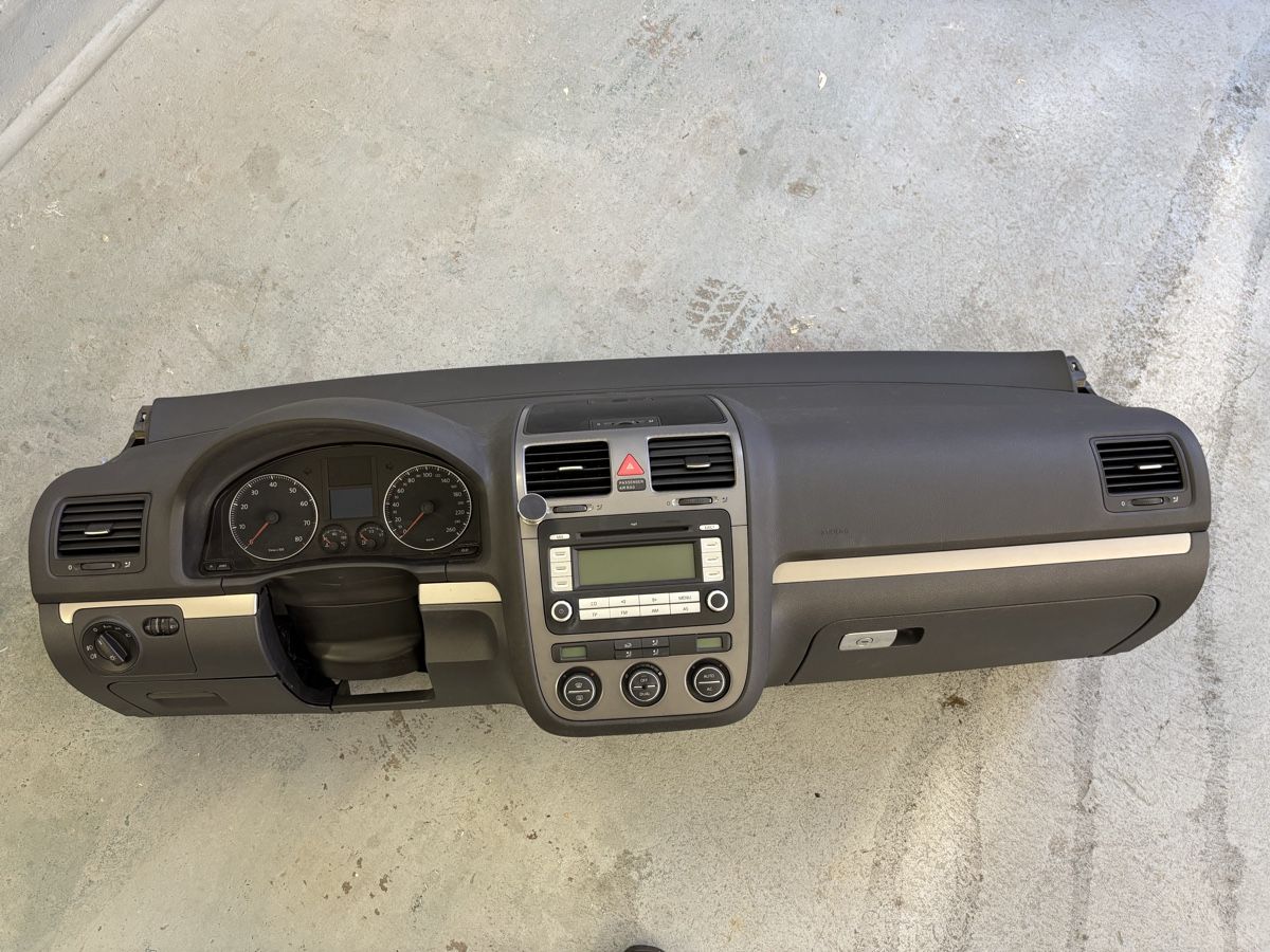 Volkswagen Tutti pezzi di ricambio auto: Vw Golf 5 jg 2008 2.0l Armaturenbrett – Usato da Engelburg venduto da schrotti02 2