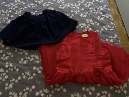 Robe et jupe doublées . Taille 128. Comme neuves 