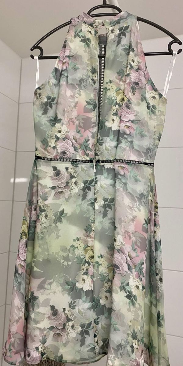 Guess Vestiti: Damen Kleid Guess Gr.S – Nuovo (secondo la descrizione) da Luzern venduto da doj_t68f 1