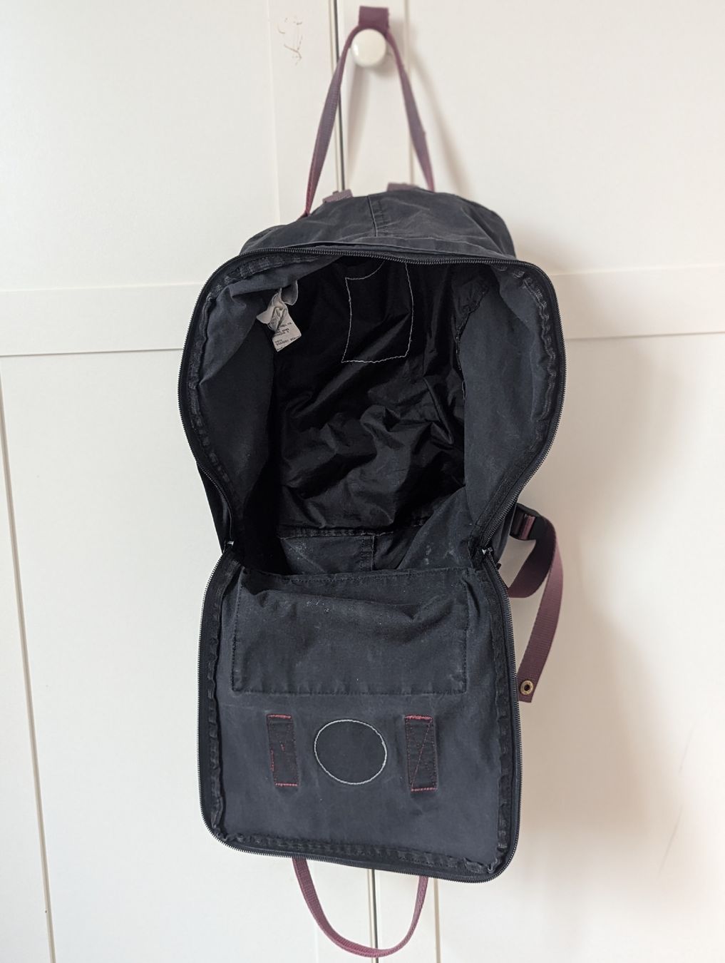 Fjällräven Zaini: Fjällräven Kånken Backpack - Black & Purple – Usato da Schlieren venduto da maseam 5