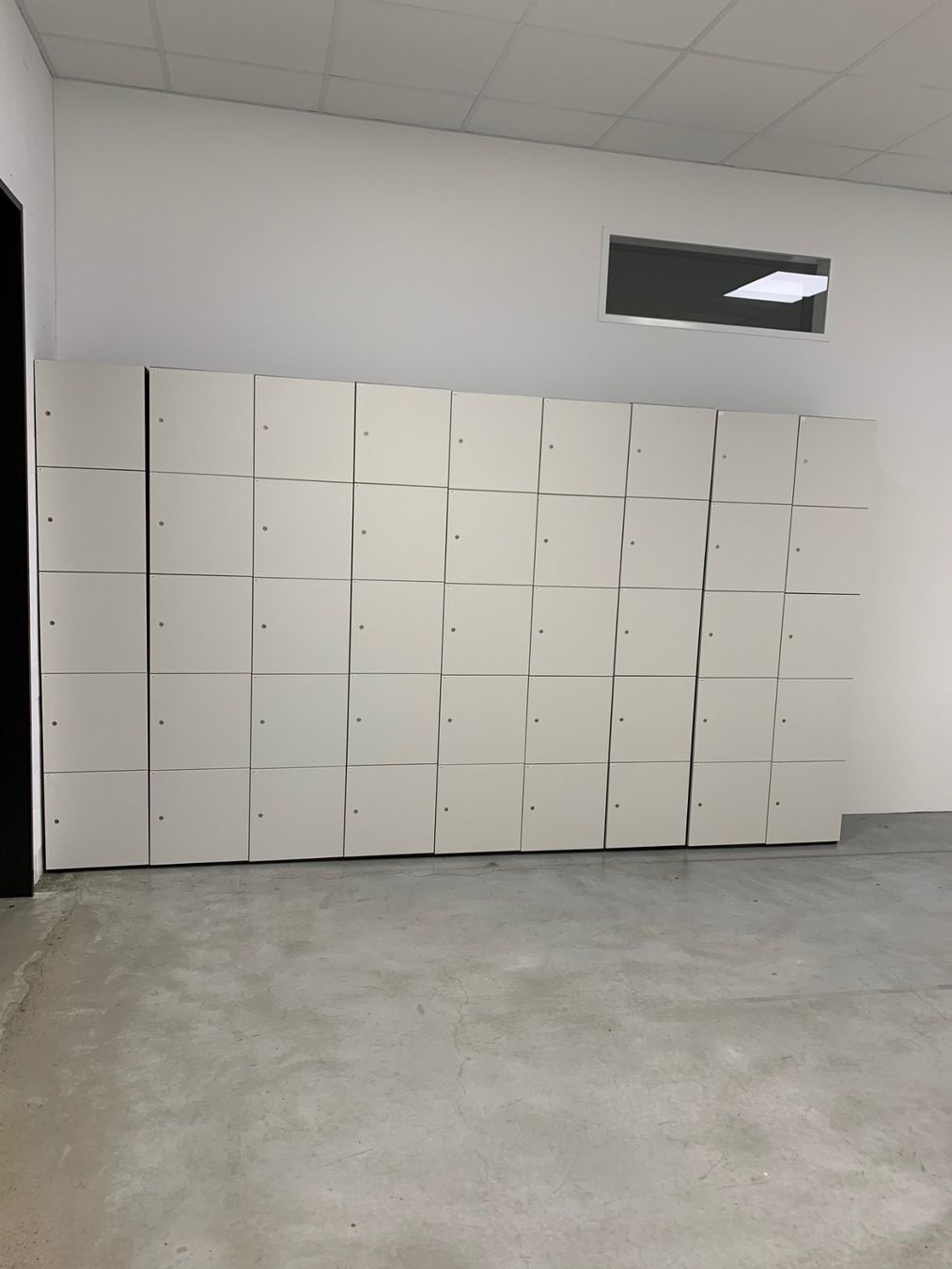 Armoires: Schliessfachschrank Weiss 45 Fächer – D'occasion à Tägerwilen par ZIM-Taegerwilen
