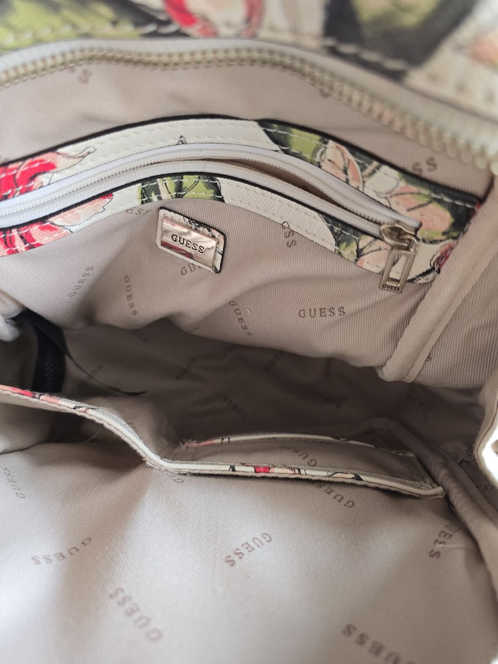 Guess Rucksäcke: Rucksack Guess – Gebraucht aus Wolfwil von chipsyyy 3