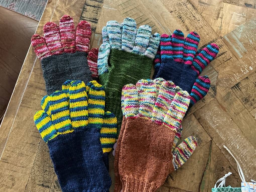 Guanti & manicotti: Fingerhandschuhe handgestrickt Merino  – Nuovo e nell'imballaggio originale da Liestal venduto da Strigg-Grossmami