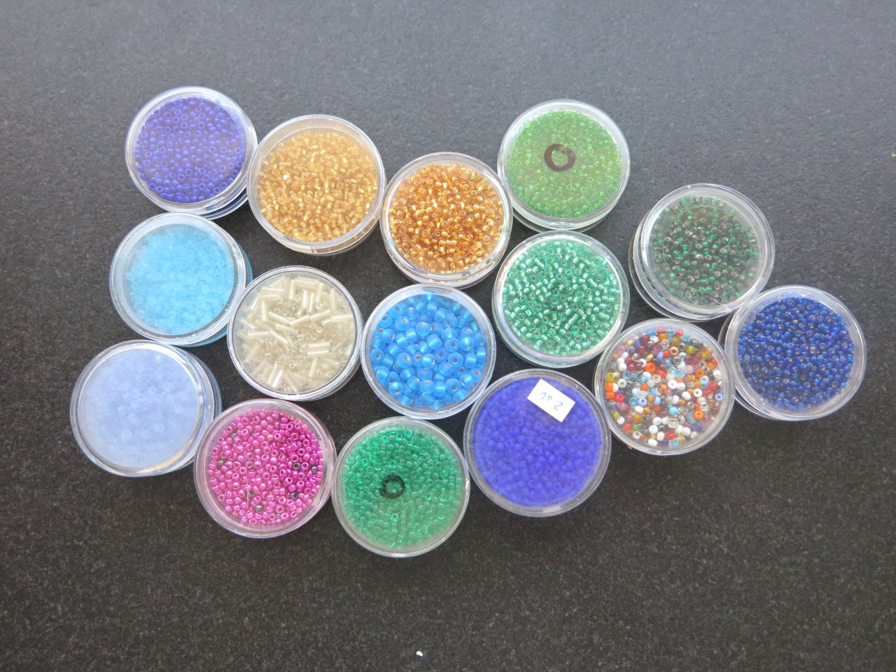 Perles (synthétiques): Rocailles Perlen 15 – Neuf (Voir description) à Büttikon AG par Kaebri