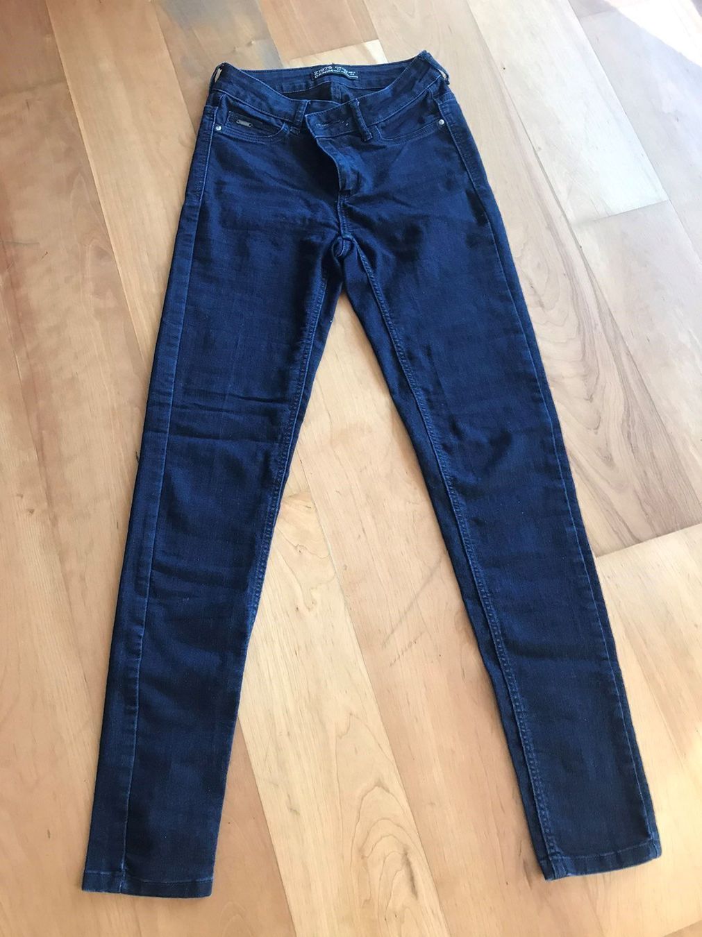 Zara Pantaloni: NEU Zara 34 denim/dark blue jeans basic – Nuovo (secondo la descrizione) da Oberwil b. Zug venduto da annecl