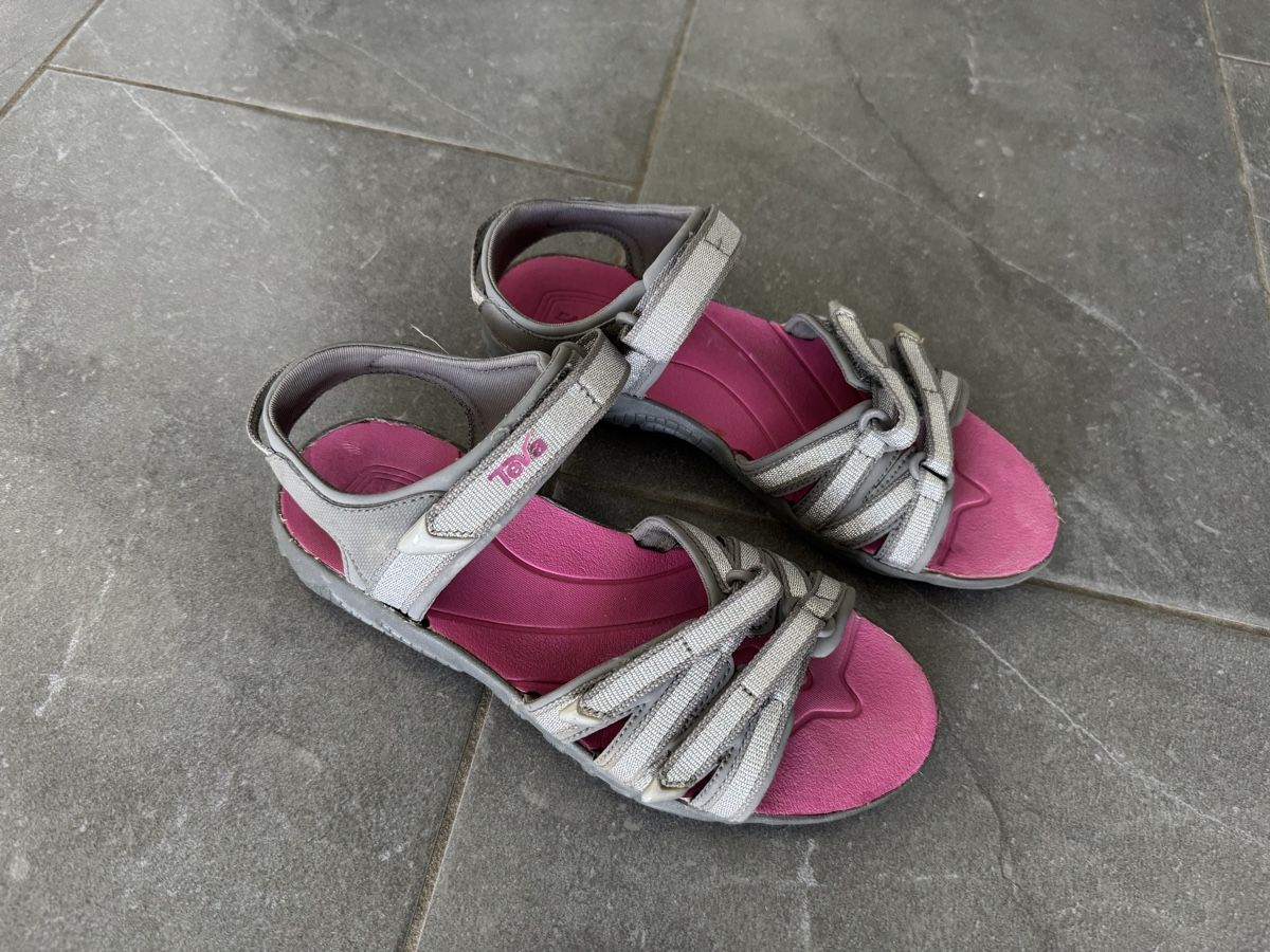 Teva Scarpe per ragazze: Teva Sandalen Gr. 35, Grau/Pink – Usato da Dübendorf venduto da Schnuffi04 2