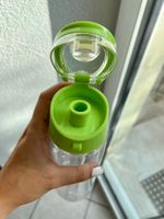 bouteille transparente et verte (plastique) pour infusion